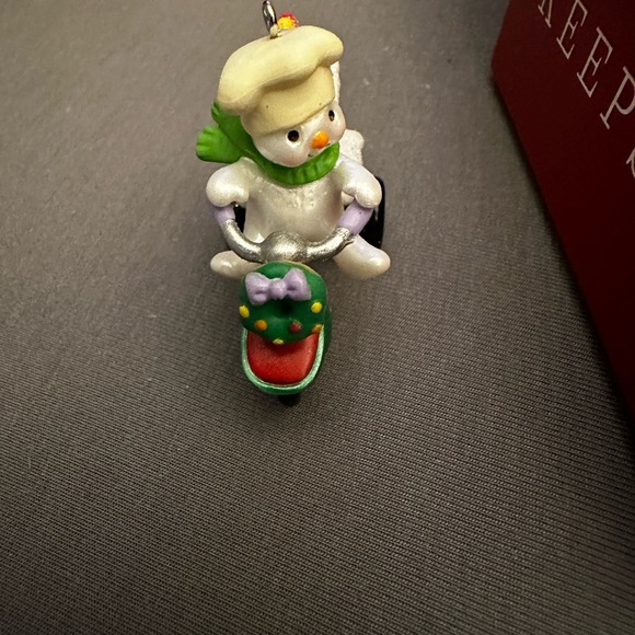 Hallmark keepsake 2020 cupcake delivery ornament - Picture 3 of 4